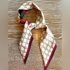 Gucci choker silk scarf with Gucci charm. Authentic
